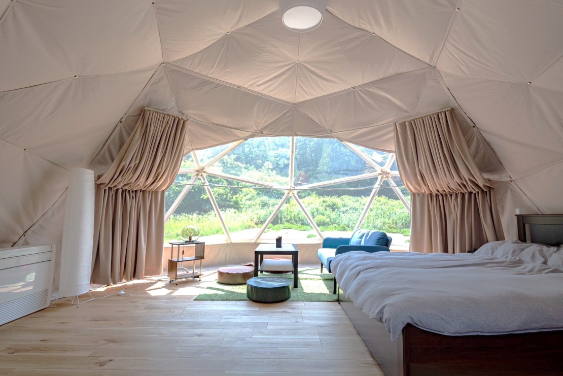 いにしえの宿おへそ｜山形県・米沢・置賜｜ドームテントプランをご利用のお客様は、古民家裏手にあるドームテント（定員2名）もご利用いただけます。