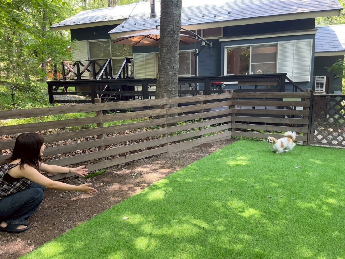 那須高原villa  こはるの森｜栃木県・那須・板室｜わんちゃん大喜びのプライベートドッグラン。
柵付きなのでノーリードで遊べます！