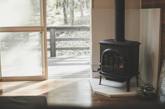 栃木県 那須・板室の貸別荘・コテージ｜那須高原villa  こはるの森：薪ストーブ