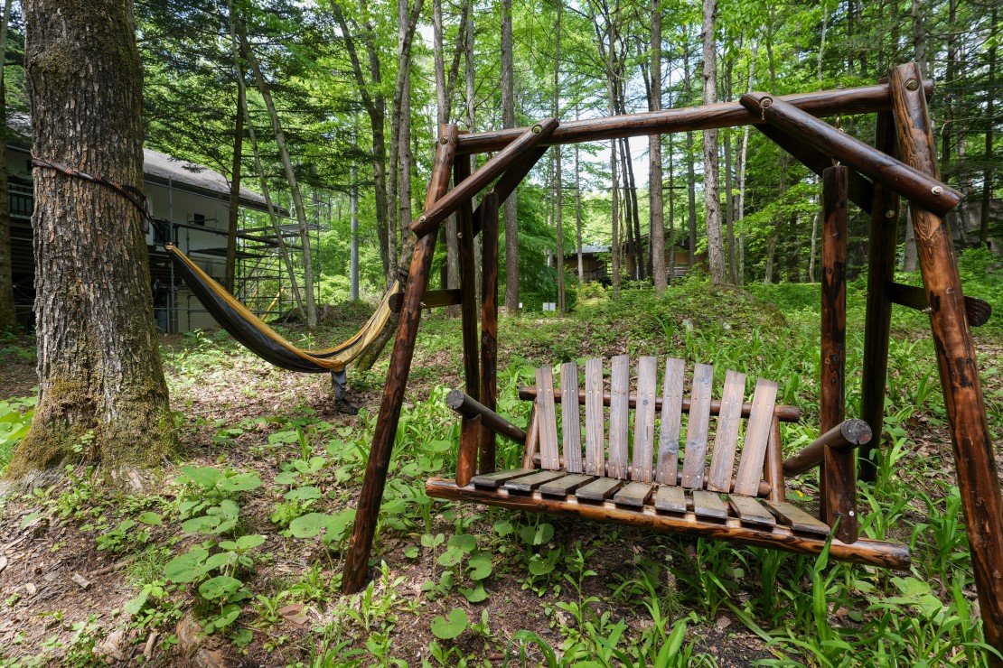 アウトドアアドベンチャー北軽井沢｜群馬県・北軽井沢・嬬恋・万座｜庭には小さなブランコがあります