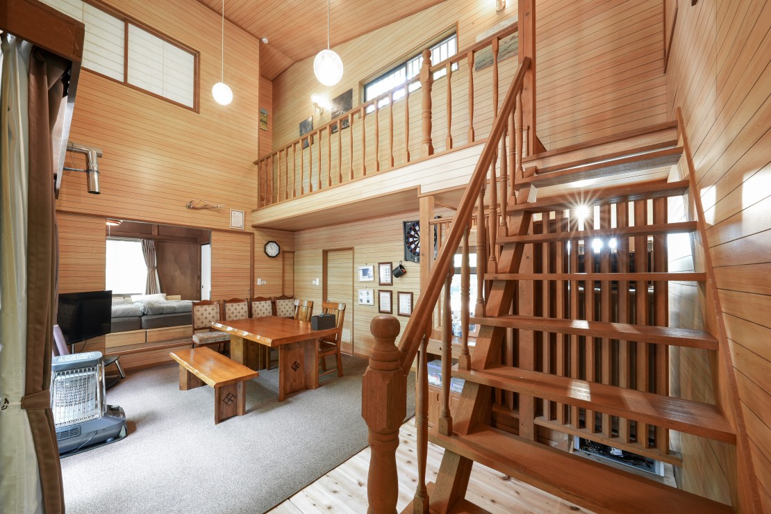 アウトドアアドベンチャー北軽井沢｜群馬県・北軽井沢・嬬恋・万座｜天井が高く開放的なリビング