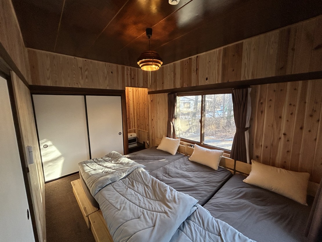 アウトドアアドベンチャー北軽井沢｜群馬県・北軽井沢・嬬恋・万座｜1つ目の寝室、シングルベッド3台です