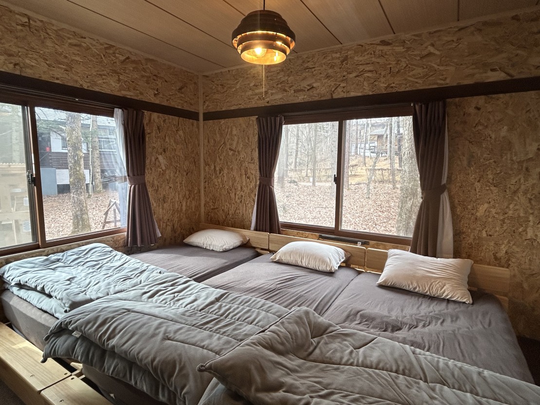 アウトドアアドベンチャー北軽井沢｜群馬県・北軽井沢・嬬恋・万座｜2つ目の寝室、シングルベッド3台です