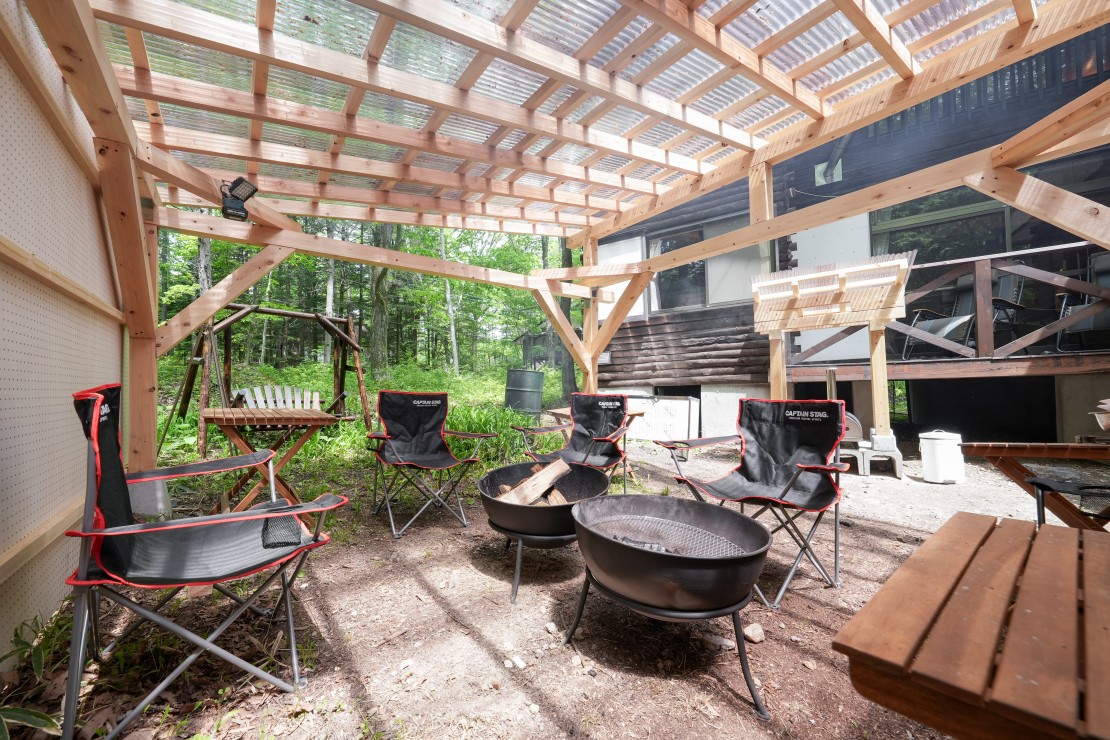 アウトドアアドベンチャー北軽井沢｜群馬県・北軽井沢・嬬恋・万座｜屋根付きBBQスペース、雨でも安心して利用いただけます