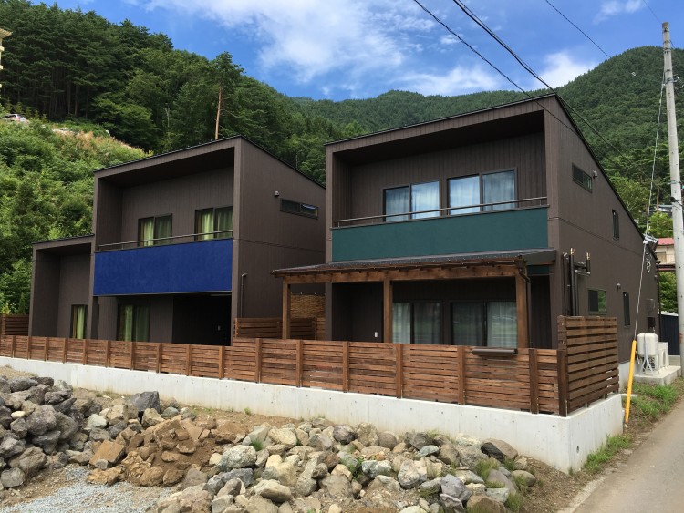 山梨県 河口湖・西湖・富士吉田・精進湖・本栖湖のコテージ｜貸別荘　オレンジ・キャビンの写真：左：インディゴ　右：ヴィリジアン