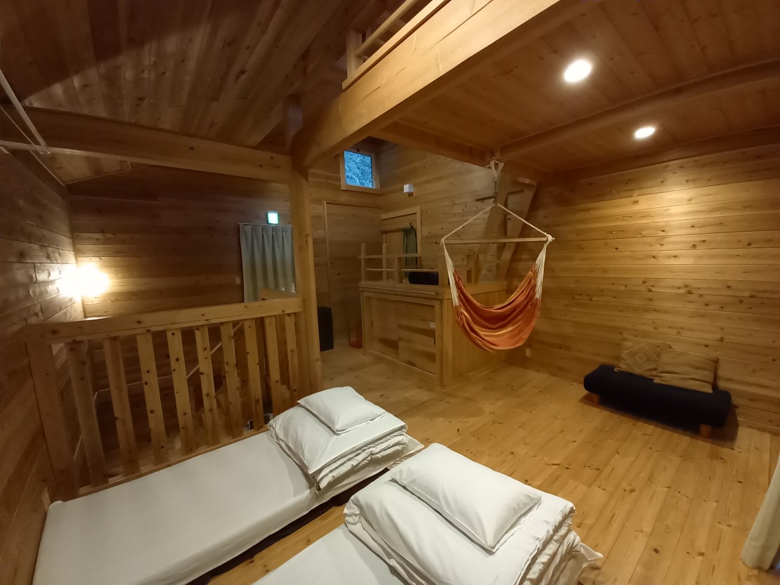 貸別荘　オレンジ・キャビン｜山梨県・河口湖・西湖・富士吉田・精進湖・本栖湖｜【スタンダード】 寝室とハンモック　
ロフトもあります。