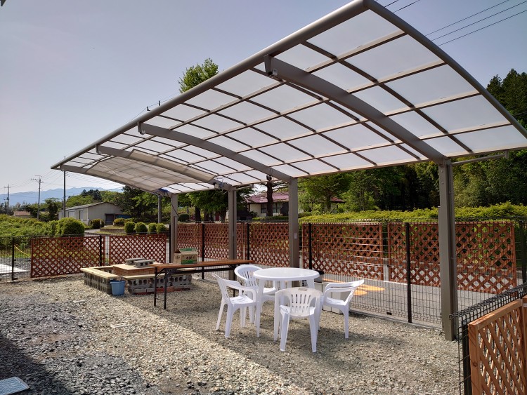 栃木県 那須・板室のコテージ｜別邸  青い森那須の写真：屋根付きの明るく広いBBQテラス