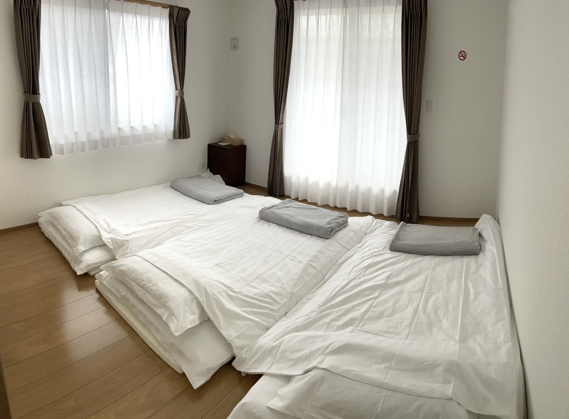 別邸  青い森那須｜栃木県・那須・板室｜大きな窓の広い寝室