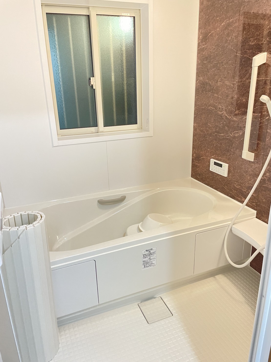 別邸  青い森那須｜栃木県・那須・板室｜清潔でシックなバスルーム