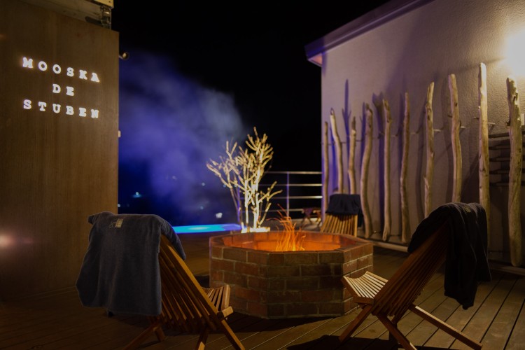 群馬県 水上・月夜野・猿ヶ京・法師のグランピング｜MOOSKA DE STUBENの写真：焚き火と星空と外気浴