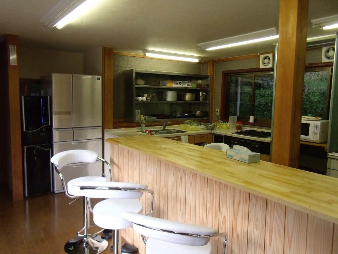 ポパイテンキャンプ場　ガーデンハウス(1棟貸切)｜兵庫県・姫路・赤穂・播磨｜カウンターキッチン。調理器具一式揃えてあります。