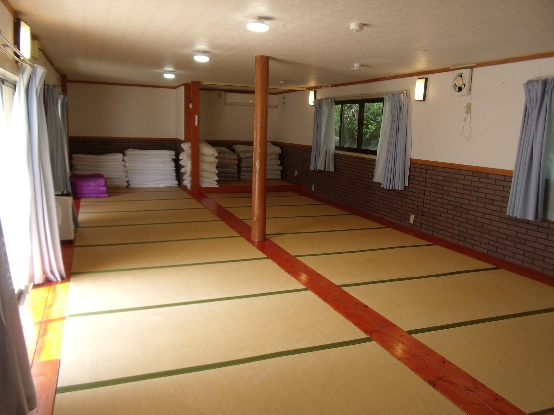 ポパイテンキャンプ場　ガーデンハウス(1棟貸切)｜兵庫県・姫路・赤穂・播磨｜大広間。テーブルを並べて宴会も！