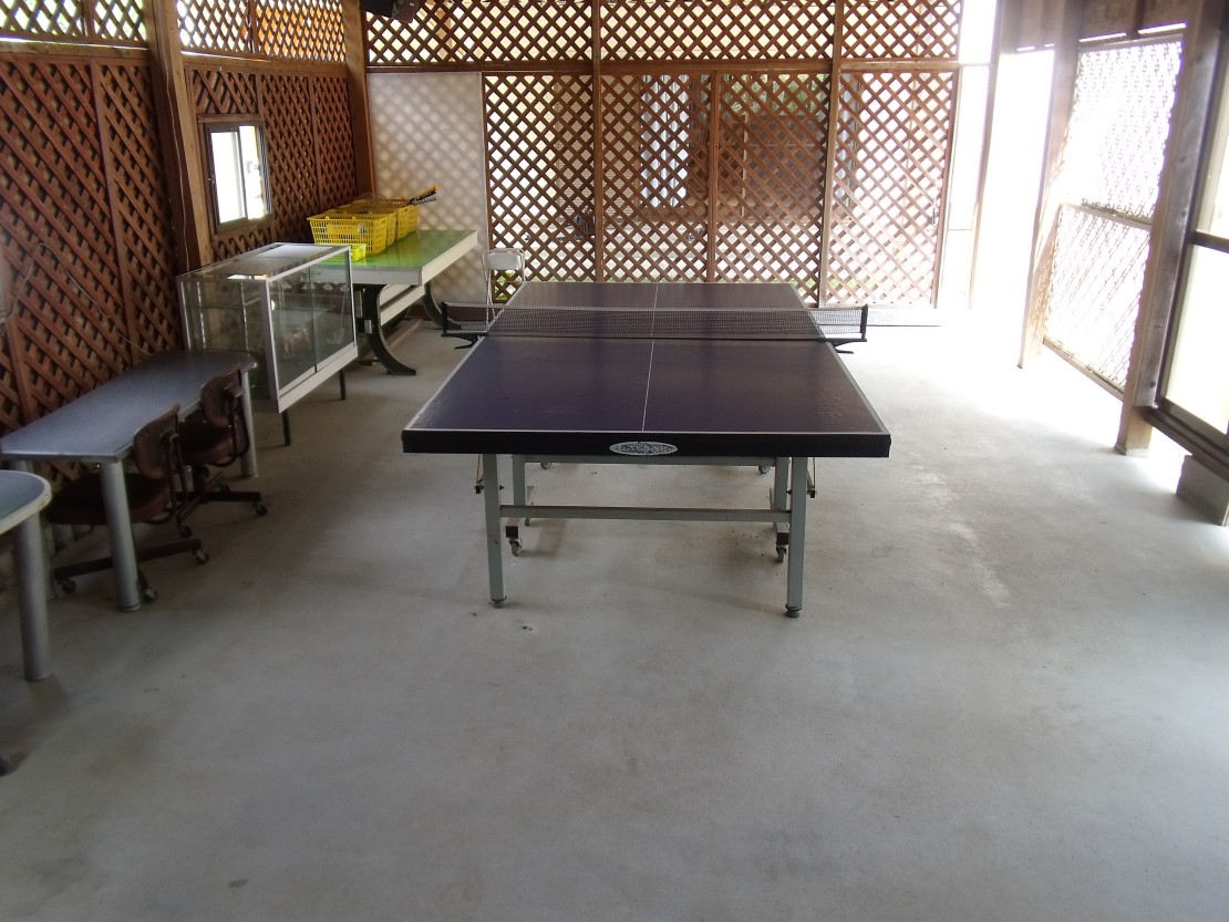 ポパイテンキャンプ場　ガーデンハウス(1棟貸切)｜兵庫県・姫路・赤穂・播磨｜中庭の側に卓球台を設置しております。自由にご利用下さい