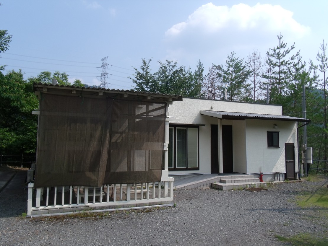 兵庫県 姫路・赤穂・播磨のコテージ｜ポパイテンキャンプ場　アイボリーハウス(1棟貸切)の写真：アイボリーハウスの外観