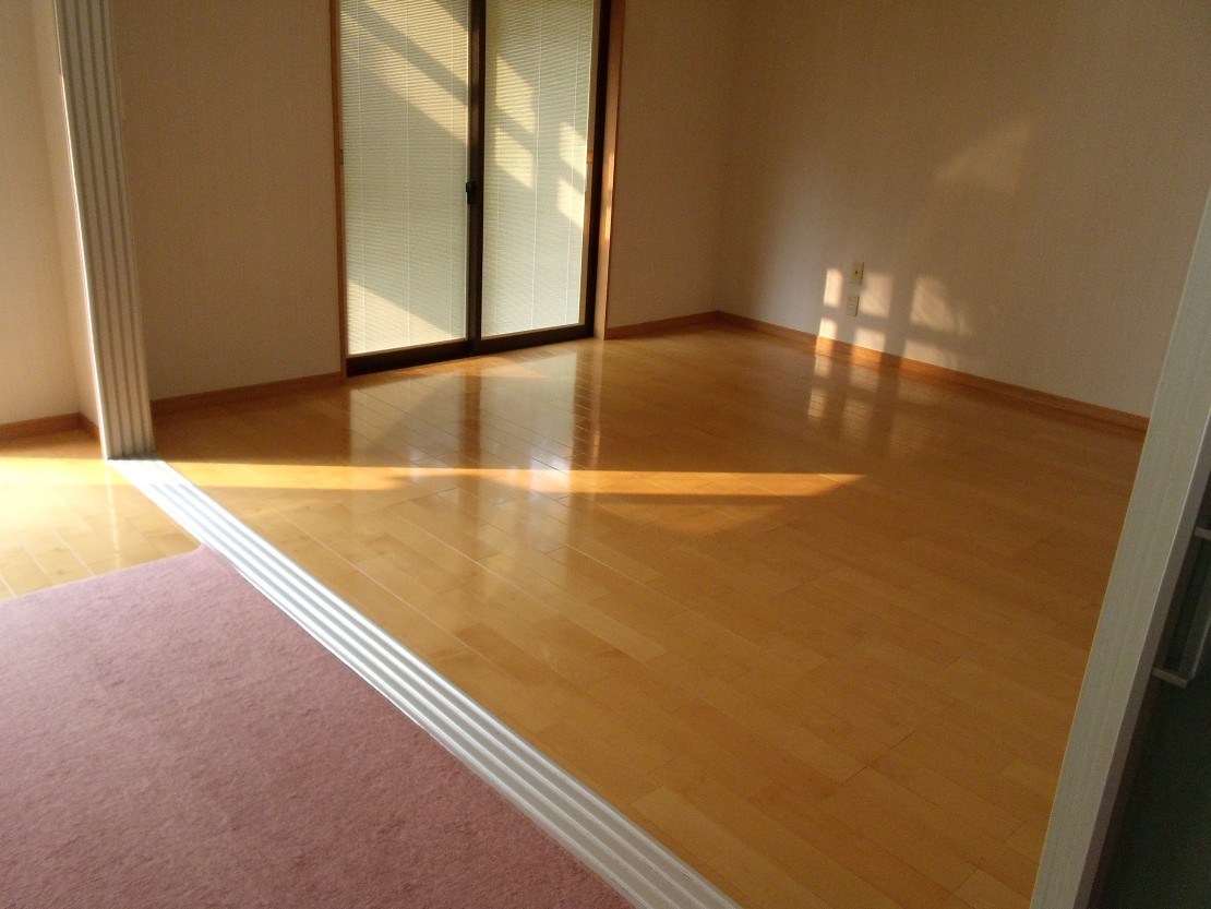 ポパイテンキャンプ場　アイボリーハウス(1棟貸切)｜兵庫県・姫路・赤穂・播磨｜リビングに隣接した洋間はパーティションで区切ることもできます。