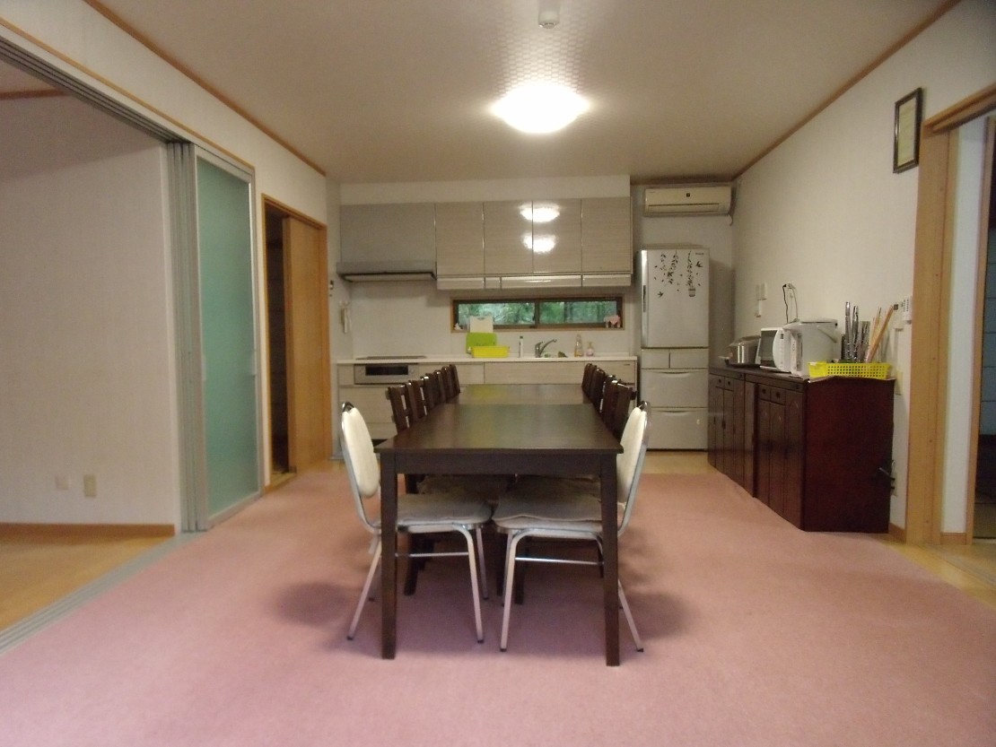 ポパイテンキャンプ場　アイボリーハウス(1棟貸切)｜兵庫県・姫路・赤穂・播磨｜ダイニングキッチン