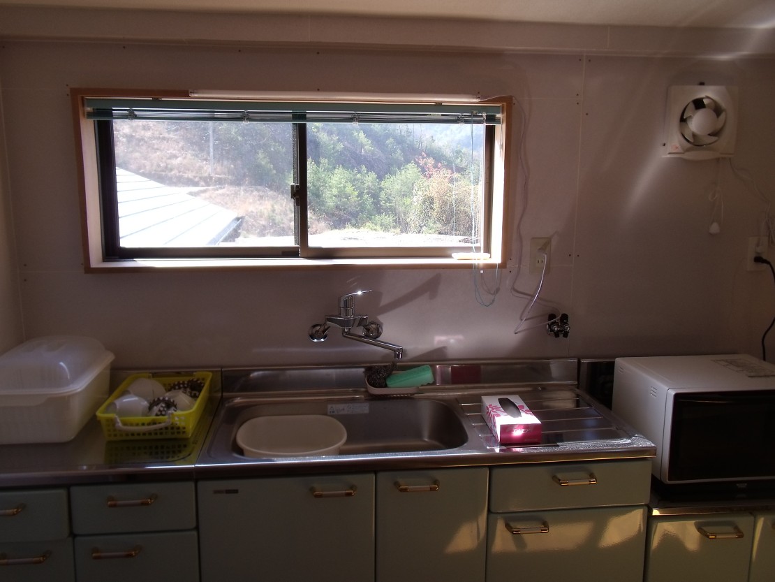 ポパイテンキャンプ場　ラッキーハウス(1棟貸切)｜兵庫県・姫路・赤穂・播磨｜ダイニング別角度。レンジやポットもあります