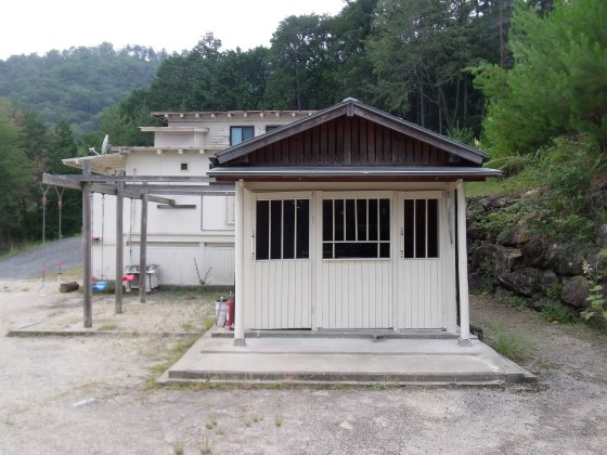 兵庫県 姫路・赤穂・播磨の貸別荘・コテージ｜ポパイテンキャンプ場　ラッキーハウス(1棟貸切)：屋根付きBBQ