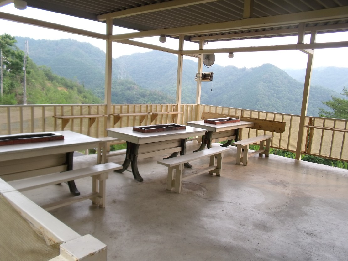 ポパイテンキャンプ場　ゴールドハウス(1棟貸切)｜兵庫県・姫路・赤穂・播磨｜２F、BBQテラス