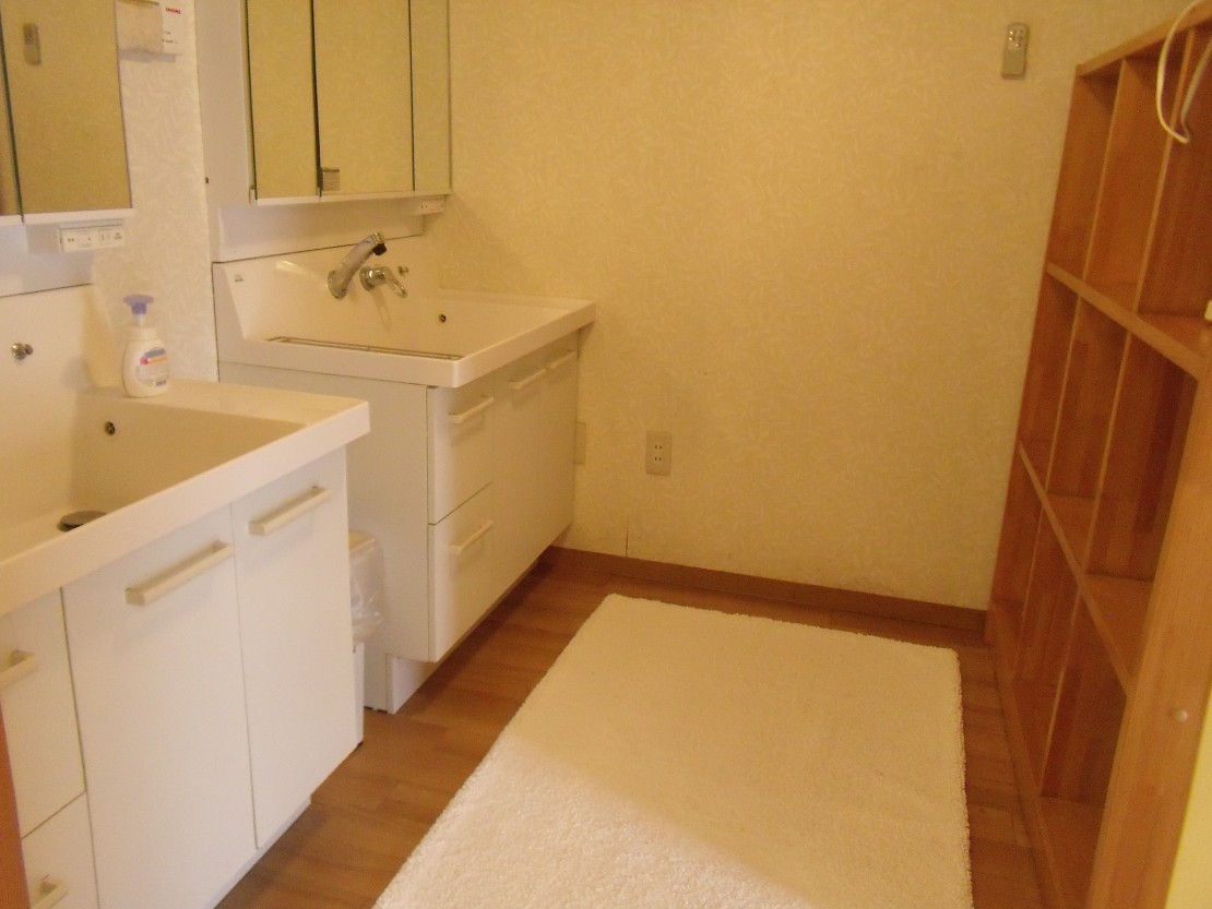 ポパイテンキャンプ場　ゴールドハウス(1棟貸切)｜兵庫県・姫路・赤穂・播磨｜脱衣室。洗面台は2台あります