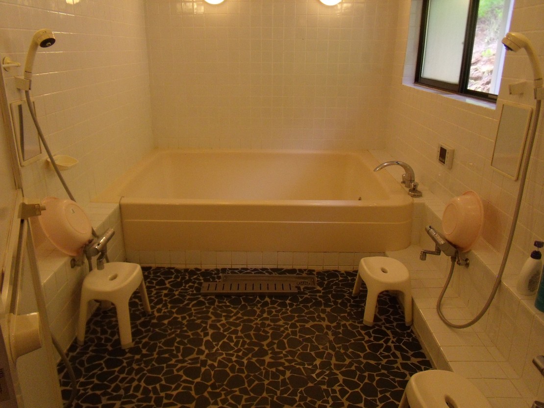 ポパイテンキャンプ場　ゴールドハウス(1棟貸切)｜兵庫県・姫路・赤穂・播磨｜浴室。シャワー4つ、浴槽は大人3～4人は入れる大きさです。