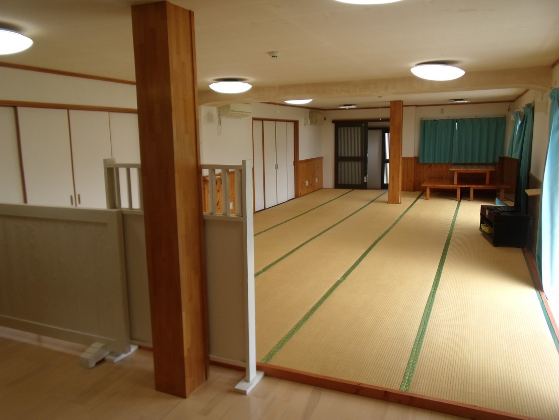 ポパイテンキャンプ場　ゴールドハウス(1棟貸切)｜兵庫県・姫路・赤穂・播磨｜大広間。テーブルを並べて食事などはこちらで。