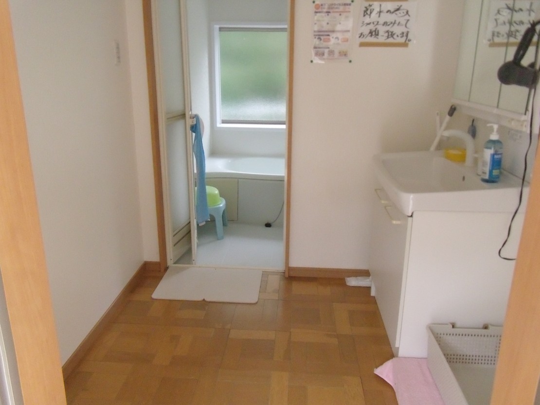 ポパイテンキャンプ場　バンガロハウス(1棟貸切)｜兵庫県・姫路・赤穂・播磨｜脱衣室。内側から鍵がかかります。