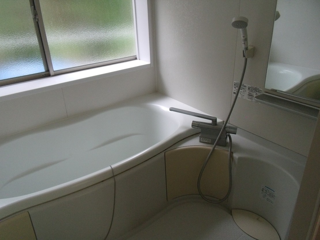 ポパイテンキャンプ場　バンガロハウス(1棟貸切)｜兵庫県・姫路・赤穂・播磨｜浴室。シャンプー、リンス、ボディソープは揃えております。