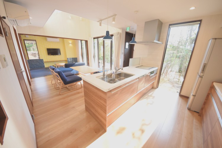 石川県 輪島・能登のコテージ｜家族コテージ ノトイエ ２号棟さえずりの写真：リビング