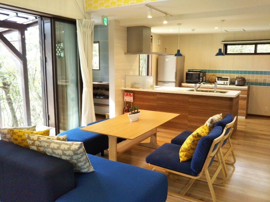 家族コテージ ノトイエ ２号棟さえずり｜石川県・輪島・能登｜楽しいひと時を過ごすリビング、大きな窓から自然を感じながら、のんびりお過ごしください。