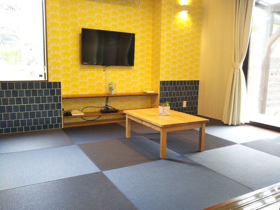 家族コテージ ノトイエ ２号棟さえずり｜石川県・輪島・能登｜１階リビングの一角の畳エリアにはお布団をご用意しております。（間仕切り扉あります。）