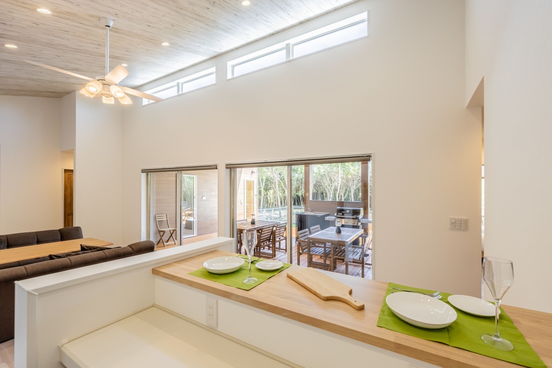 UMICHIKA 6886｜千葉県・九十九里・銚子｜キッチンからは、リビングやウッドデッキまで見渡せる開放的なつくりになっています。