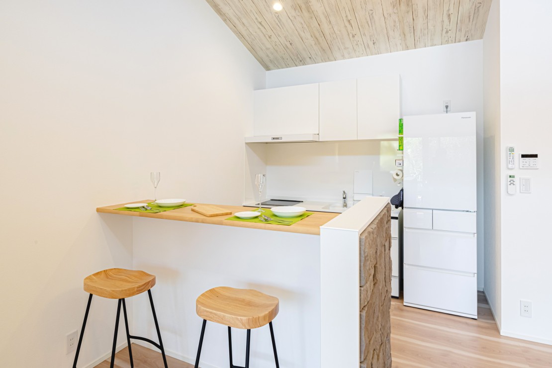 UMICHIKA 6886｜千葉県・九十九里・銚子｜キッチンカウンターでは、ワインやコーヒーをゆっくりとお楽しみいただけます。