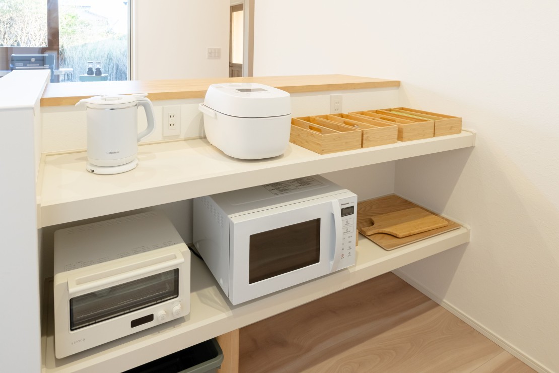 UMICHIKA 6886｜千葉県・九十九里・銚子｜キッチンカウンターには、電子レンジ、トースター、炊飯ジャー、電気ケトルなどの調理家電を設置しています。