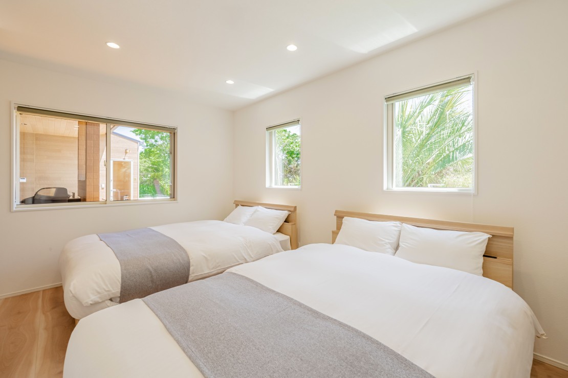 UMICHIKA 6886｜千葉県・九十九里・銚子｜ベッドルームは2室あり、それぞれにシモンズ製のダブルベッドを2台設置しています。写真は南側のベッドルームです。