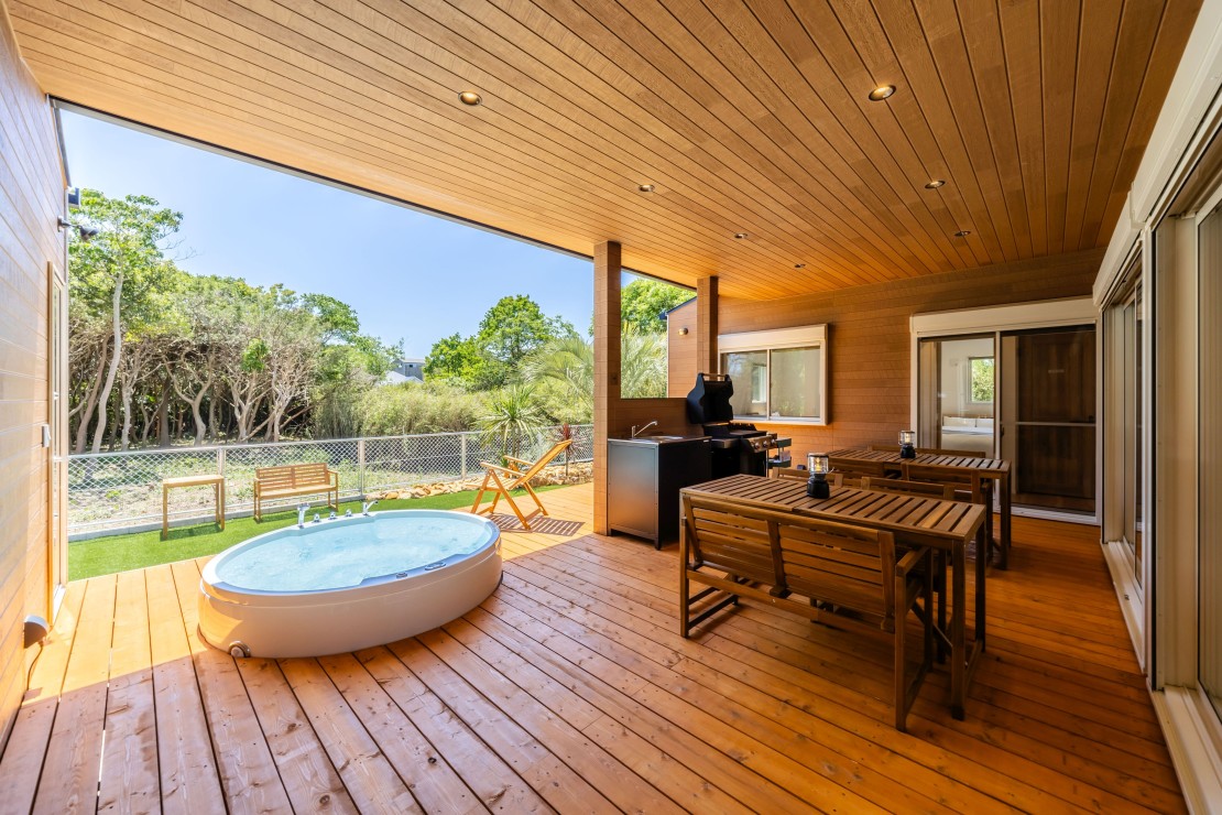 UMICHIKA 6886｜千葉県・九十九里・銚子｜ウッドデッキ内にはBBQ設備をご用意しております。BBQグリルのご利用は別途オプションとなります。