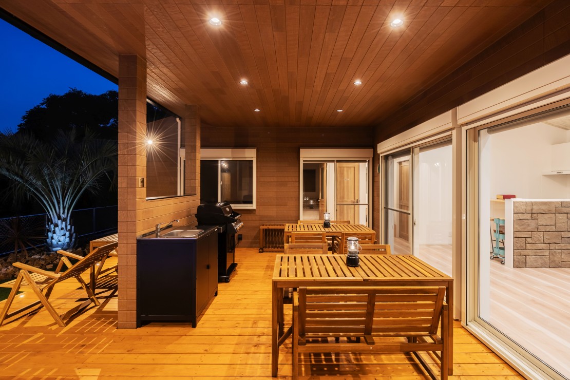 UMICHIKA 6886｜千葉県・九十九里・銚子｜ウッドデッキにはダウンライトやスポット照明、埋め込み型のフットライトなどを設置しています。虫が多い季節には、ランタンのご利用がおすすめです。