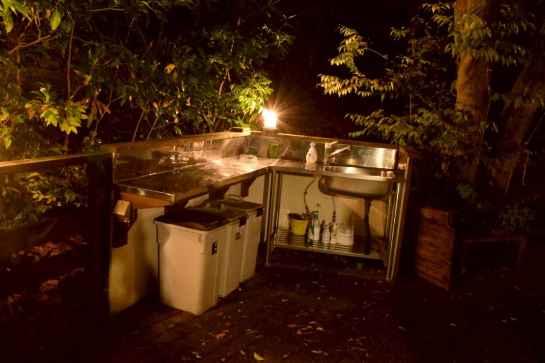 グランガ－デン南木｜三重県・鳥羽｜ライトアップされた室外調理スペース