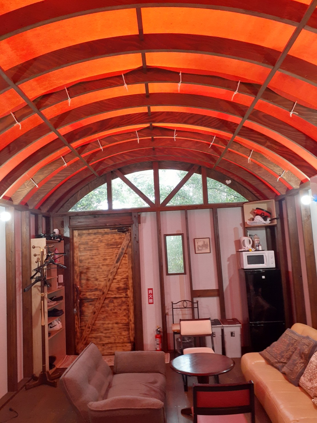 グランガ－デン南木｜三重県・鳥羽｜天井はア－チ形でテント張りですのでコテ－ジとグランピングが融合した様な作りになっております。