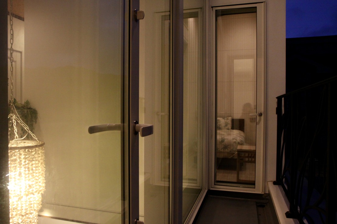 Hale Kotsubo｜神奈川県・湘南・鎌倉｜ROOM AとROOM Bを繋ぐバルコニー※ブラインドでプライバシーも守れます