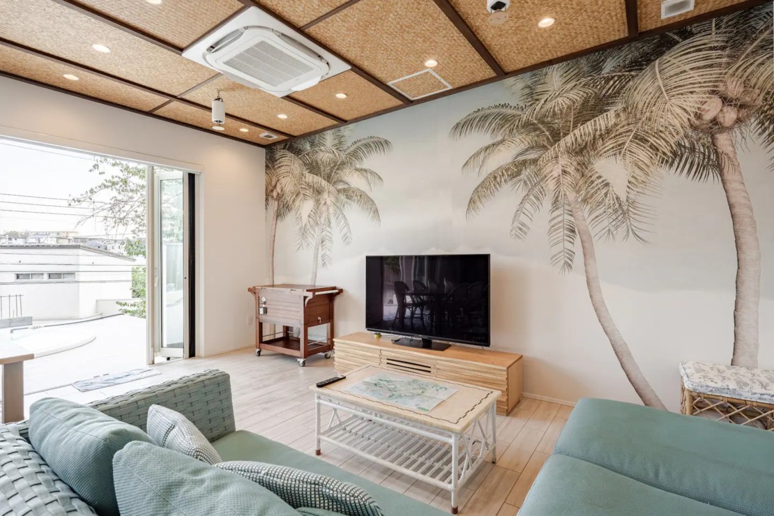 Hale Kotsubo｜神奈川県・湘南・鎌倉｜リビングからプールの様子を眺められます（行き来もできます）