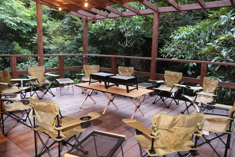 千葉県 木更津・君津・富津のコテージ｜【GVR】Cottage Valley コテージバレーの写真：屋根付き　ウッドデッキ