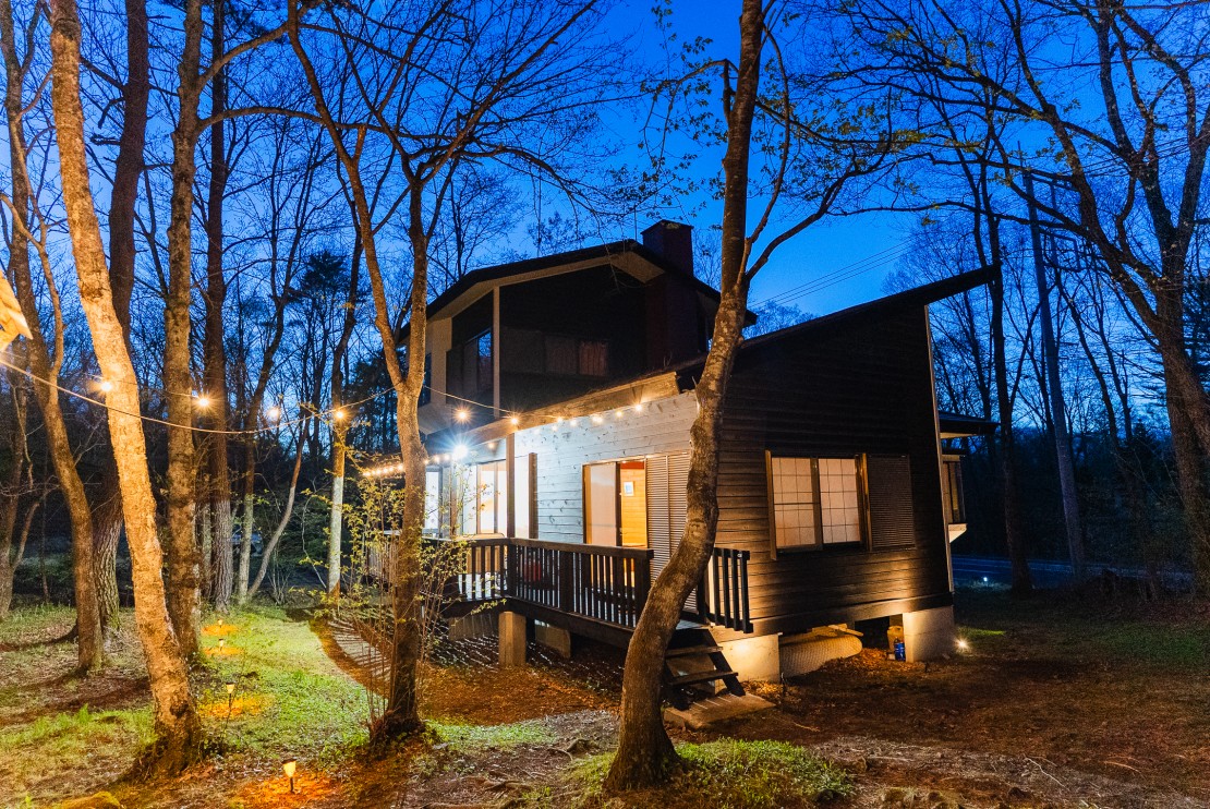 クラレンス｜群馬県・北軽井沢・嬬恋・万座｜夜の外観