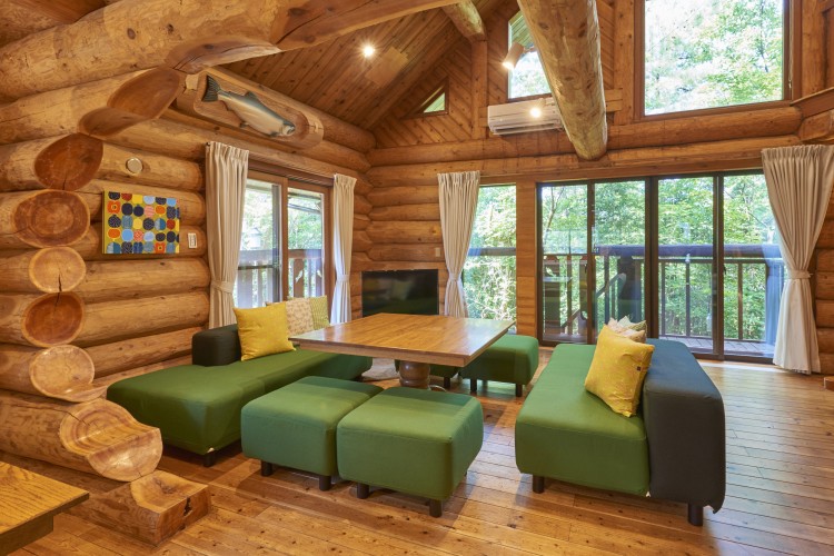 石川県 輪島・能登のコテージ｜家族コテージノトイエ ５号棟ログハウスの写真：リビング