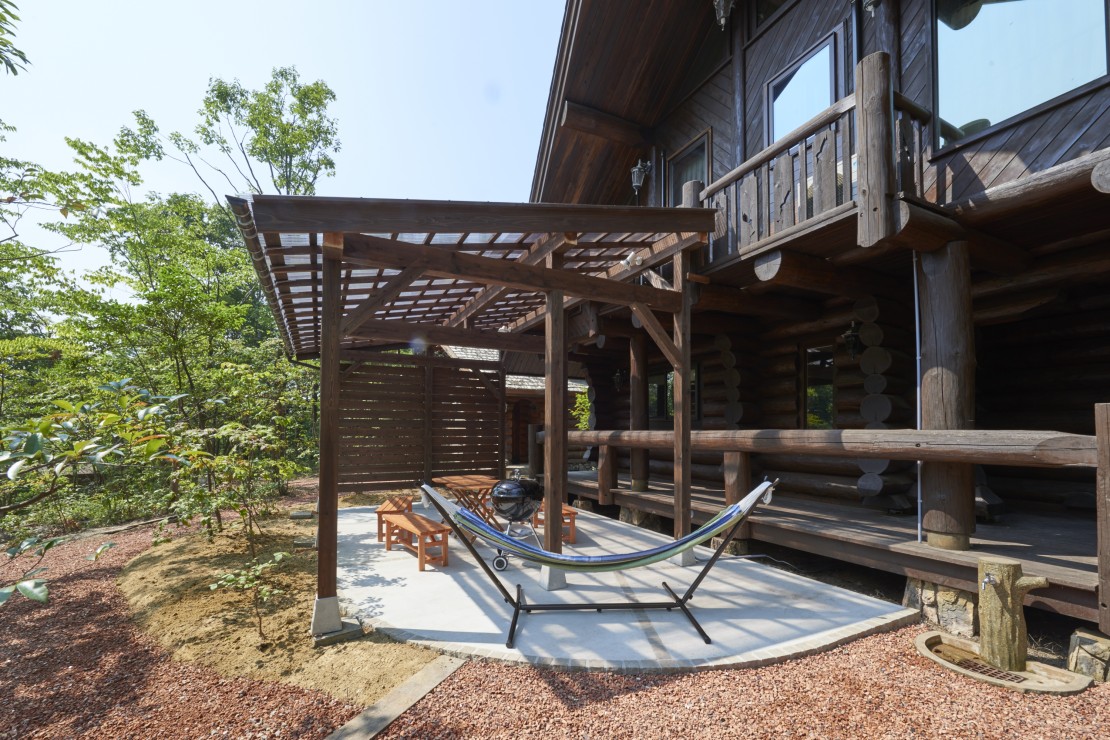 家族コテージノトイエ ５号棟ログハウス｜石川県・輪島・能登｜屋根付きテラスで、多少の雨でもバーベキューOKです。