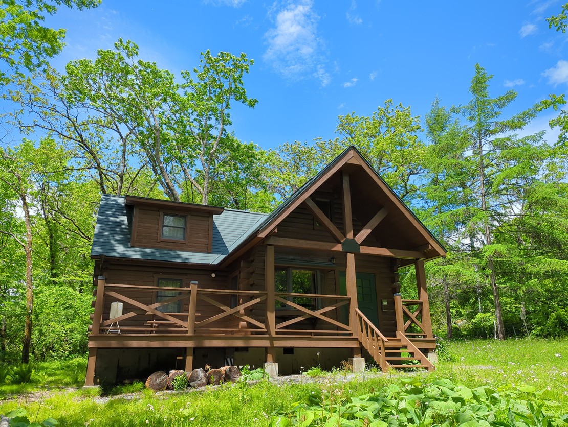 長野県 八ヶ岳・富士見・原村・野辺山・小海のコテージ｜リスの家の写真：スウェーデン産100％の木材で建てられたログハウス