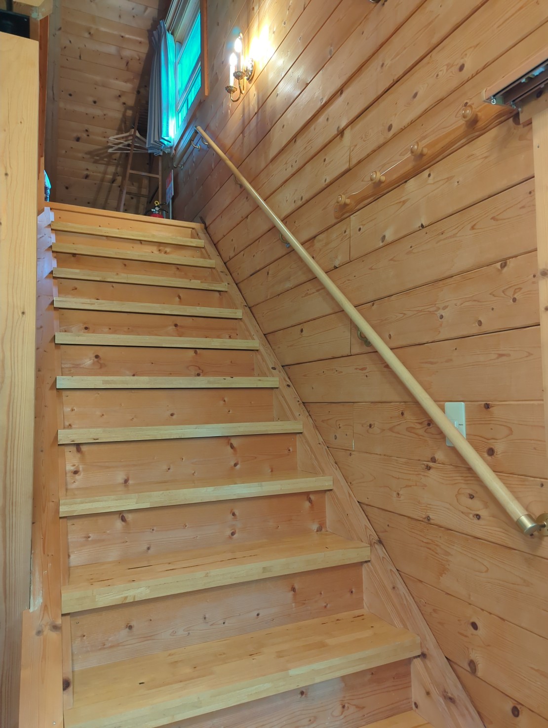 リスの家｜長野県・八ヶ岳・富士見・原村・野辺山・小海｜お年寄りや小さなお子さんも安全に使用できる手すり付き階段