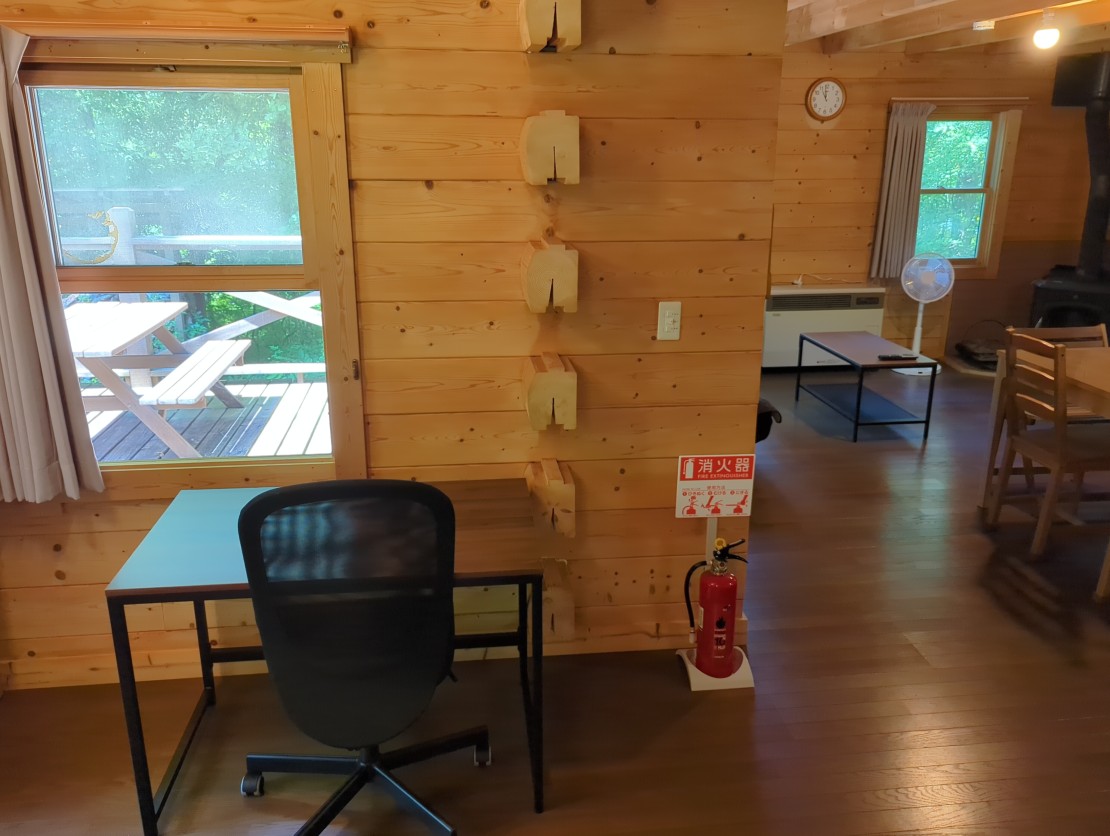 リスの家｜長野県・八ヶ岳・富士見・原村・野辺山・小海｜高速Wi-Fiでリモートワークができるデスクと座り心地のよいオフィスチェア