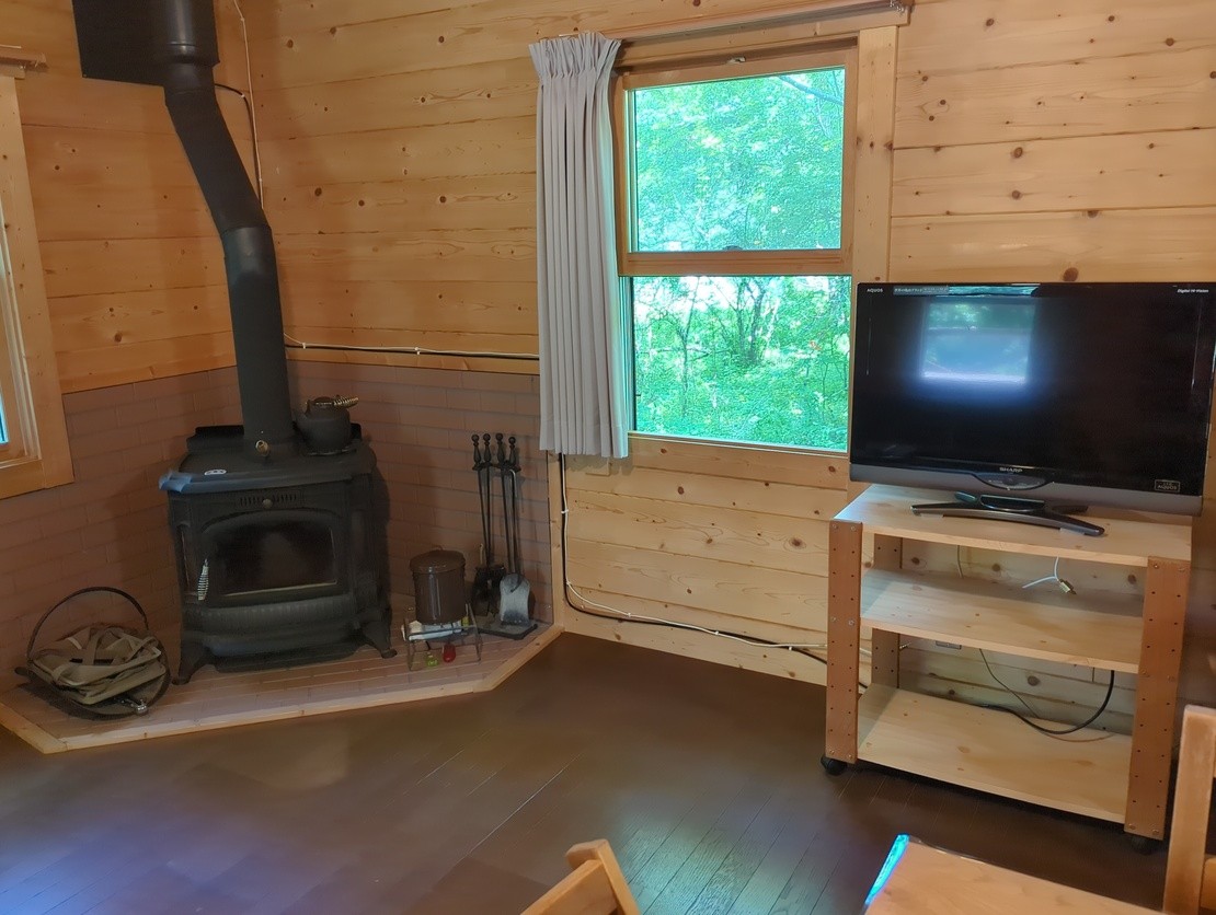 リスの家｜長野県・八ヶ岳・富士見・原村・野辺山・小海｜夏はリビングの窓から心地よい涼しい風と鳥のさえずりが聞こえます