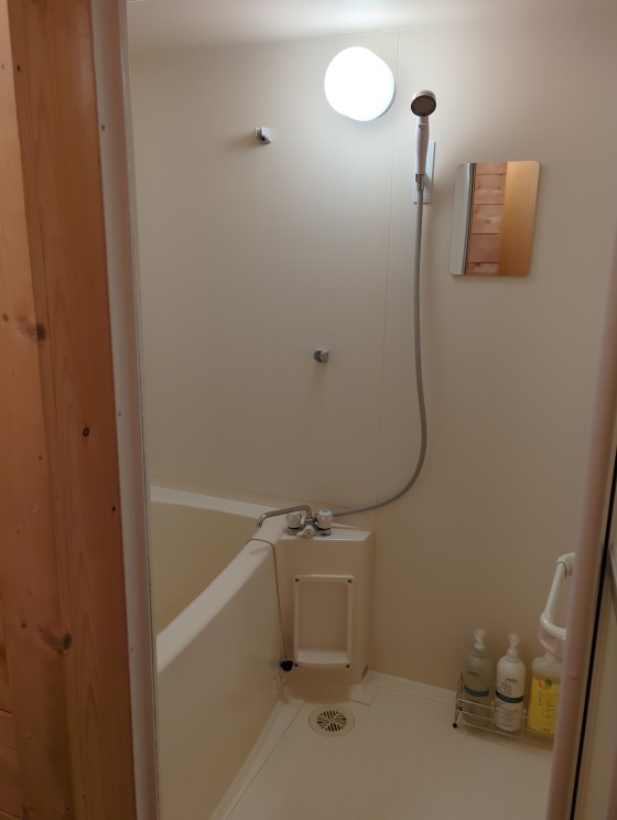 長野県 八ヶ岳・富士見・原村・野辺山・小海の貸別荘・コテージ｜リスの家：バス・トイレ